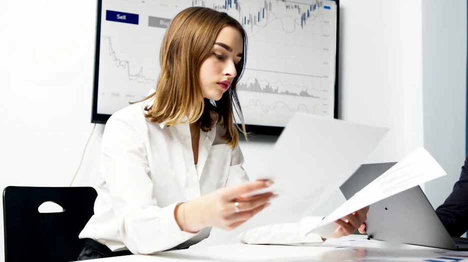 Profesionální analytik pracující na notebooku s grafy mezinárodních trhů.