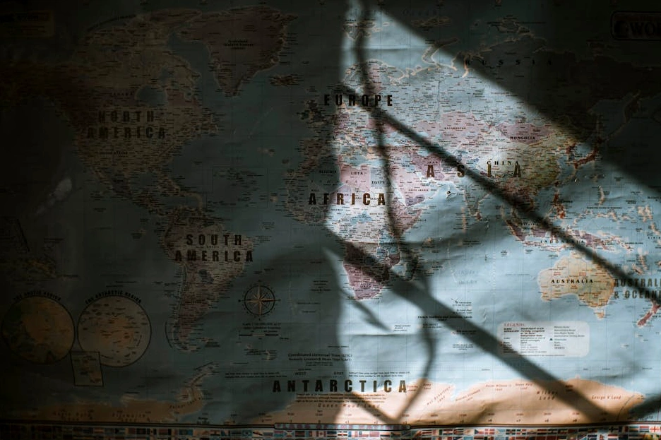 Mapa světa s vyznačenými finančními centry a rostoucími grafy.